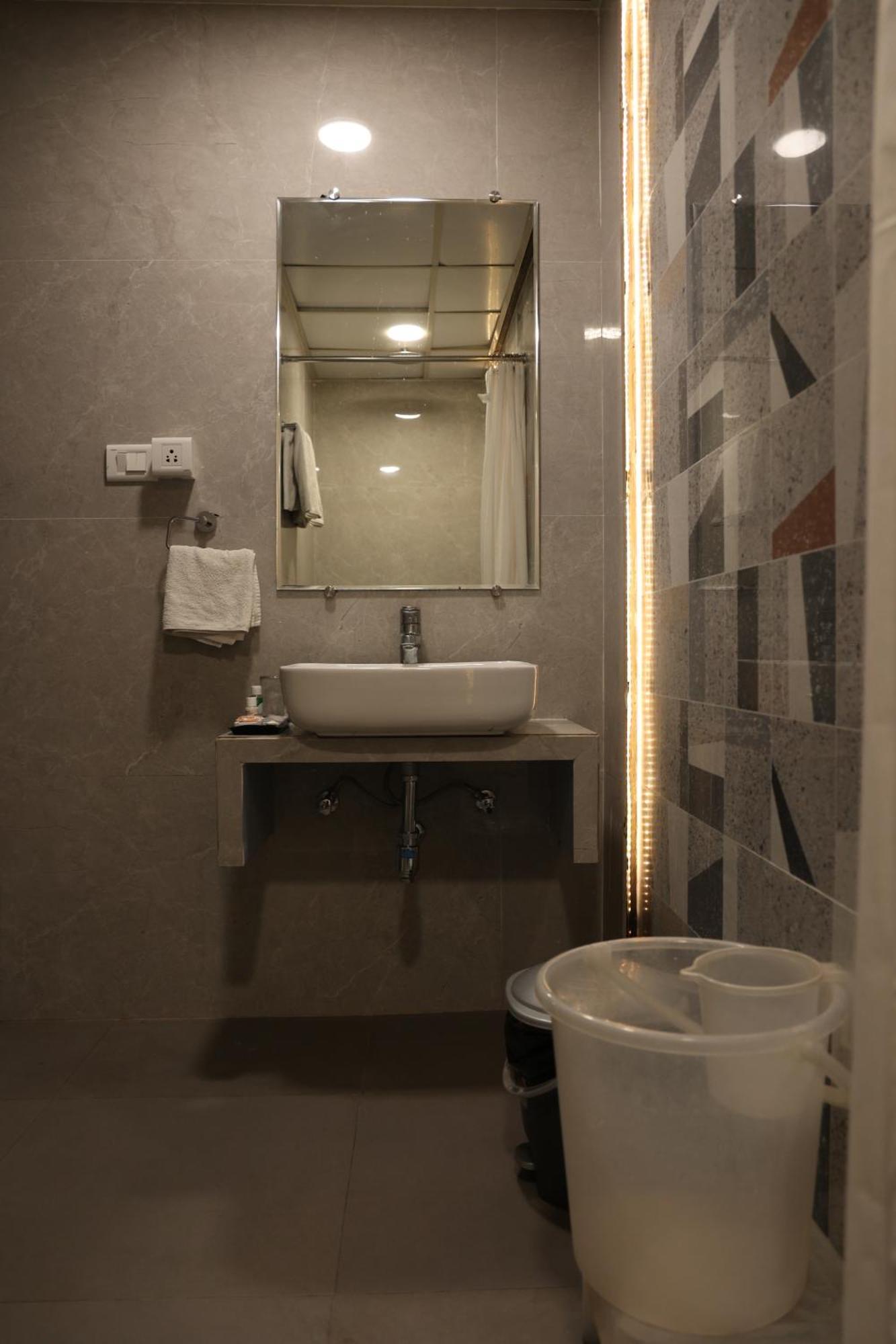 Hotel Pinaka Inn ラクナウ エクステリア 写真